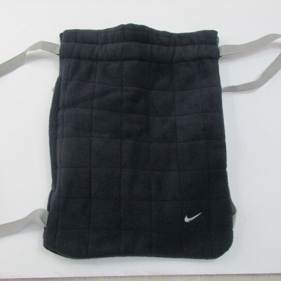 Nike Club Fleece Gloves with Quilted Backpack Shoulder Straps in Black - Picture 3 of 6